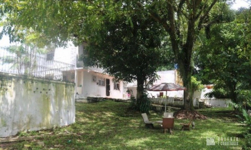 Casa Com Amplo Terreno