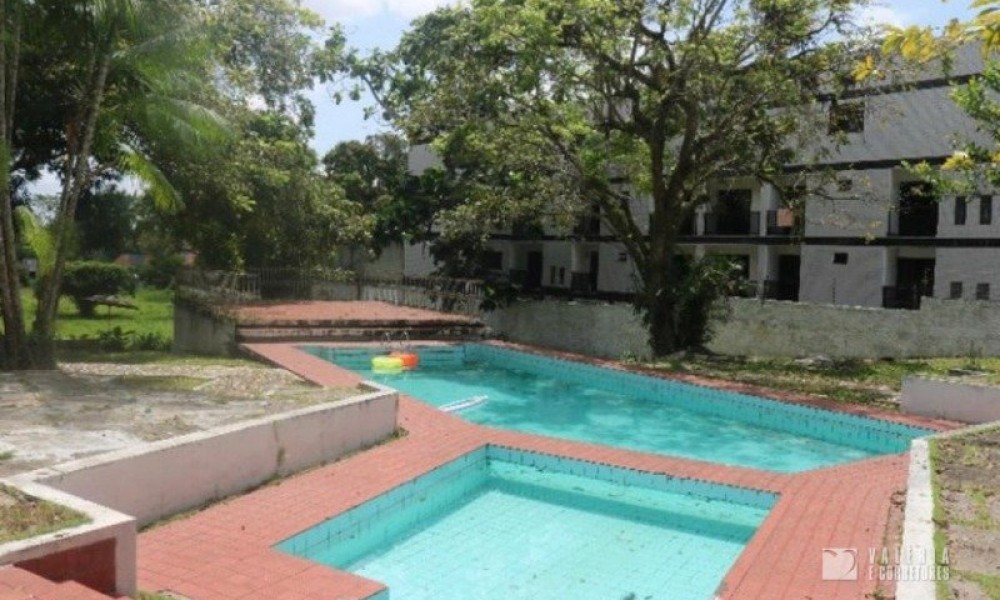 Casa Com Amplo Terreno
