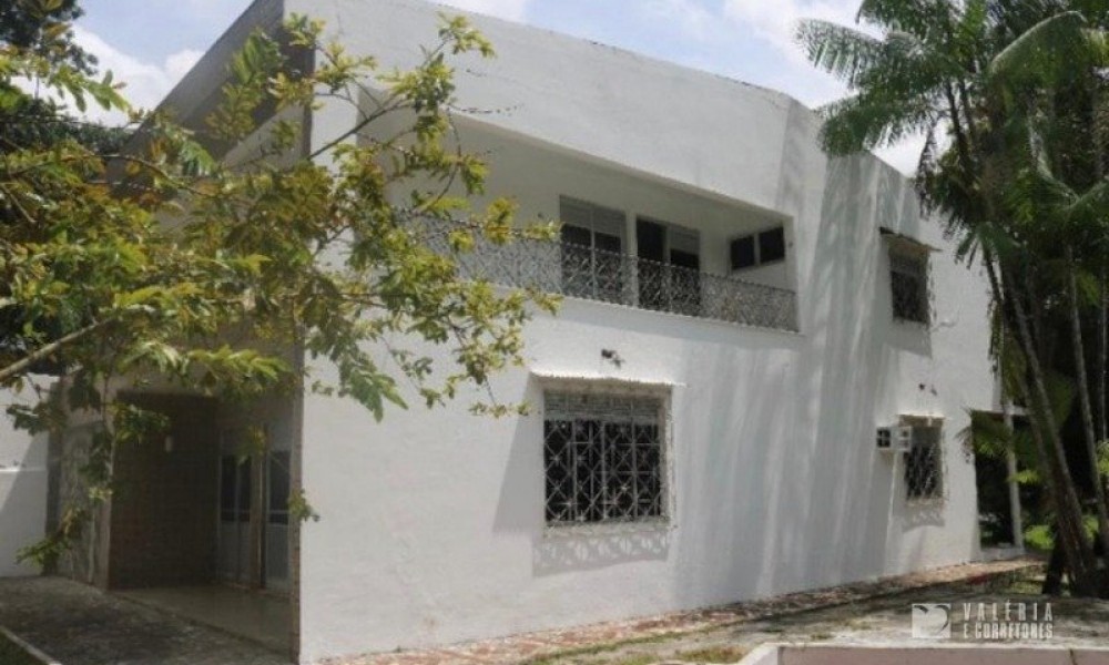 Casa Com Amplo Terreno