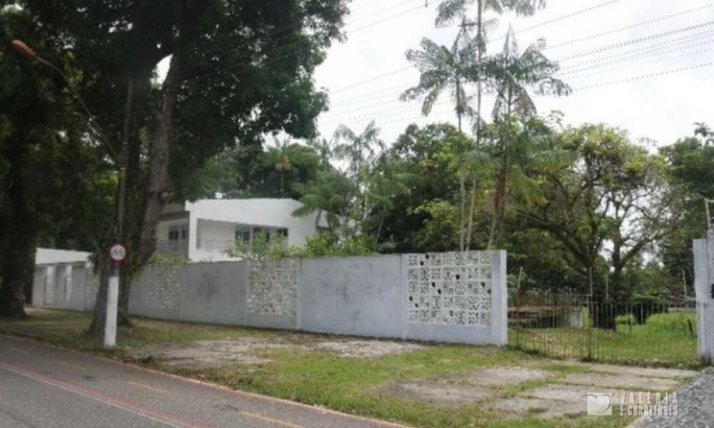 Casa Com Amplo Terreno