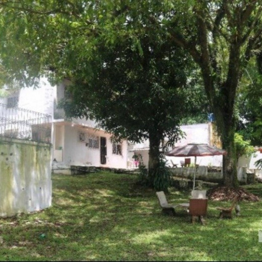 Casa Com Amplo Terreno