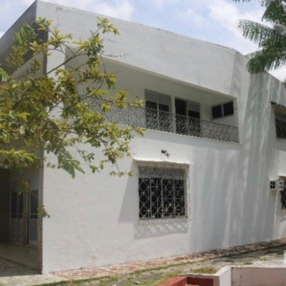Casa Com Amplo Terreno