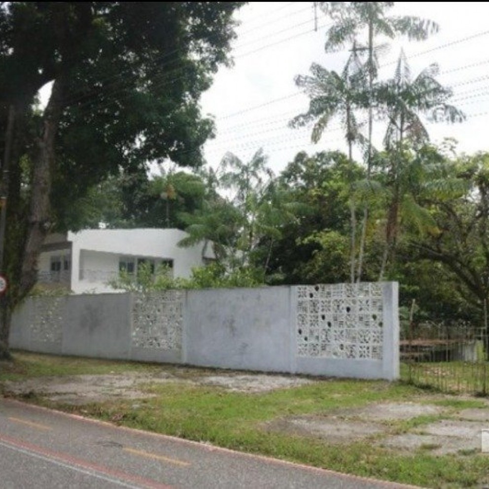Casa Com Amplo Terreno